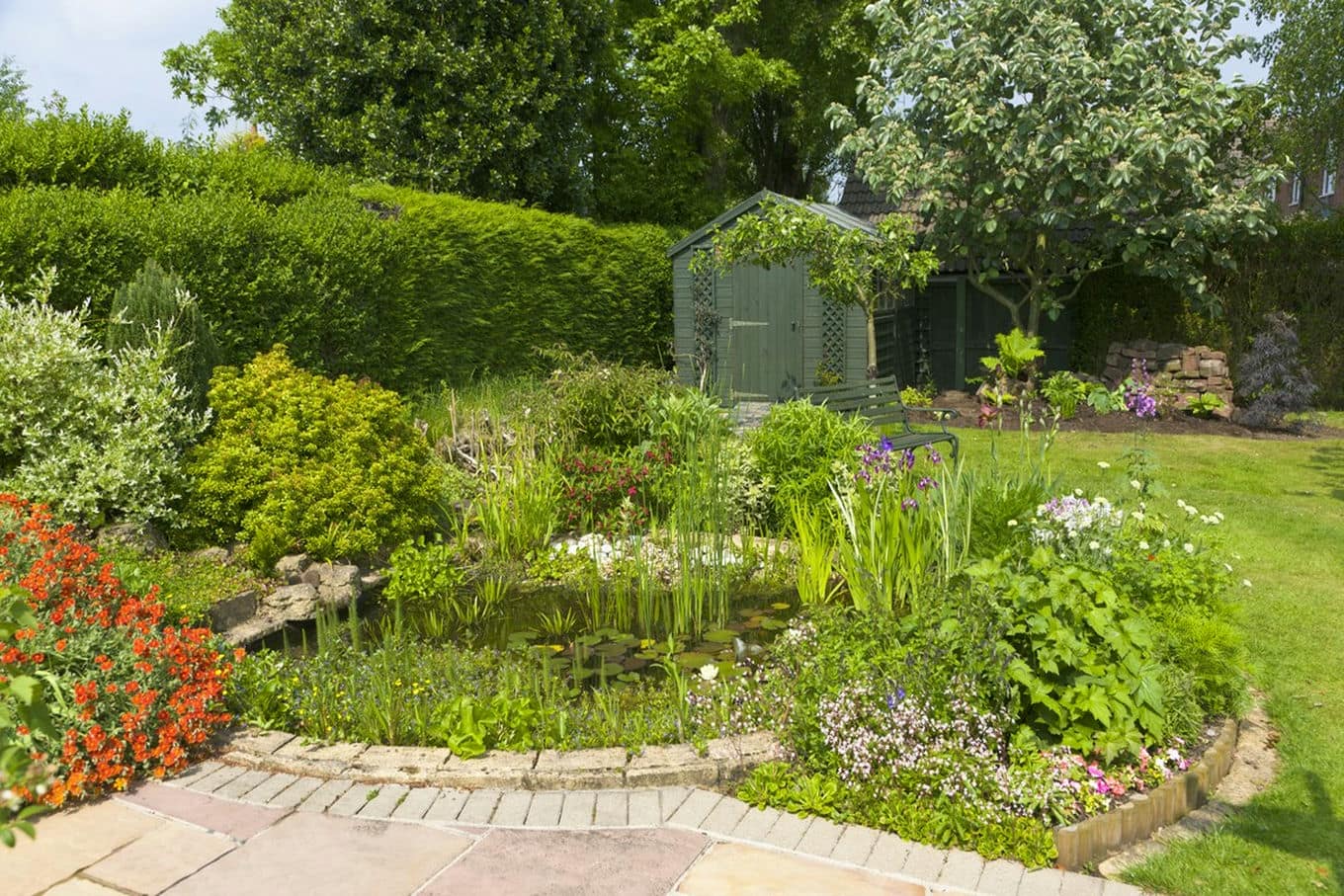 Czy warto inwestować w oczko wodne w ogrodzie?